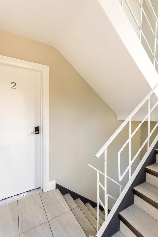 Entire 2 Bedroom Apartment Downtown - U2 Kitchener Exteriör bild